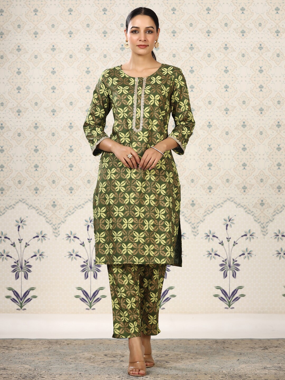 

Ode by House of Pataudi Floral Printed Round Neck Kurta, Olive