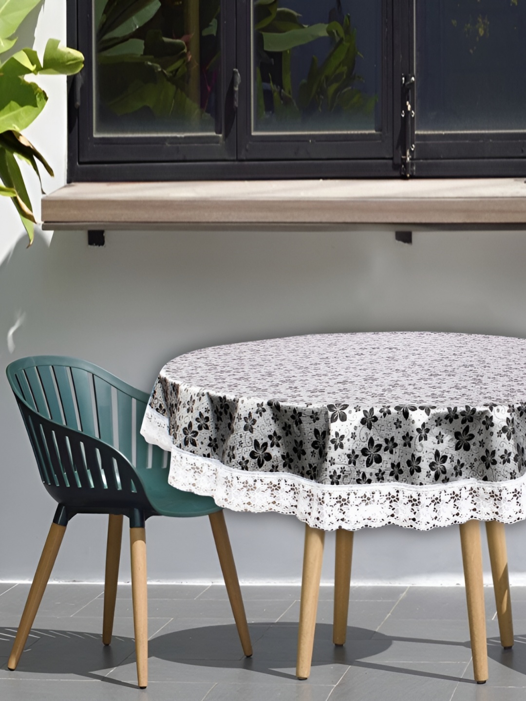 

Stylista Black & White Floral Round Waterproof 2-Seater Table Cover