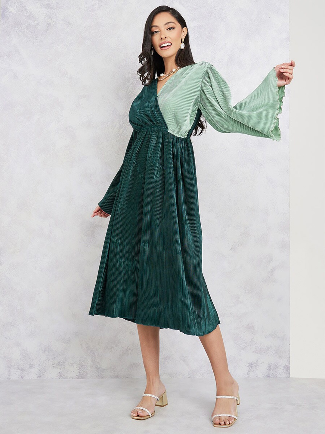 

Styli Textured Flared Sleeve A-Line Midi Dress, Green