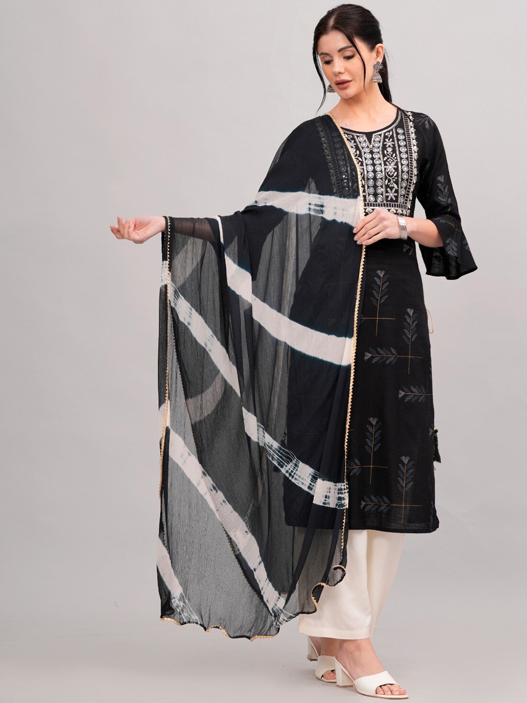 

MAUKA Ethnic Motifs Printed Regular Thread Work Kurta with Palazzos & With Dupatta, Black