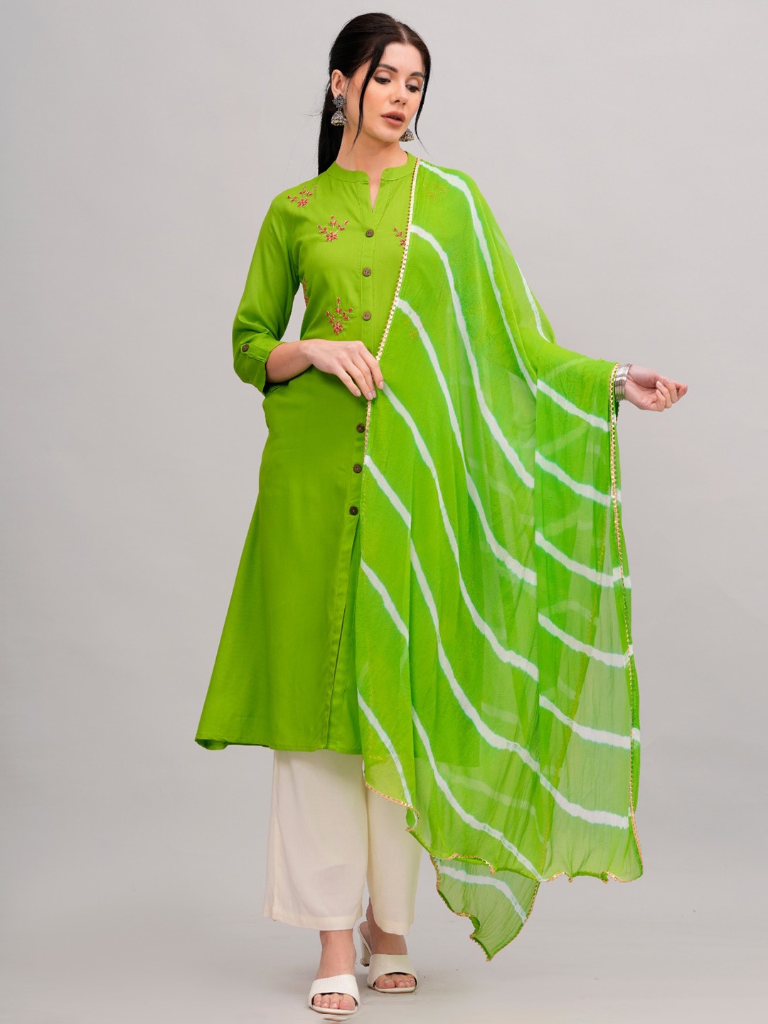 

MAUKA Embroidered Regular Thread Work Kurta With Palazzo & Dupatta, Green