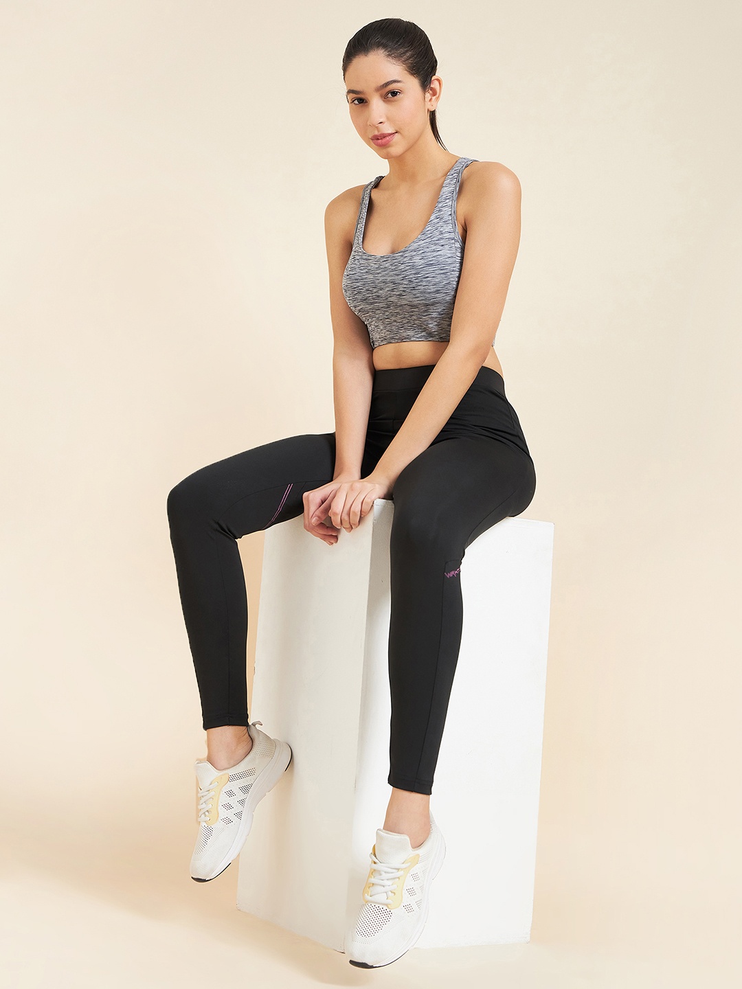 

Sweet Dreams Black Slim-Fit Ankle-Length Gym Tights