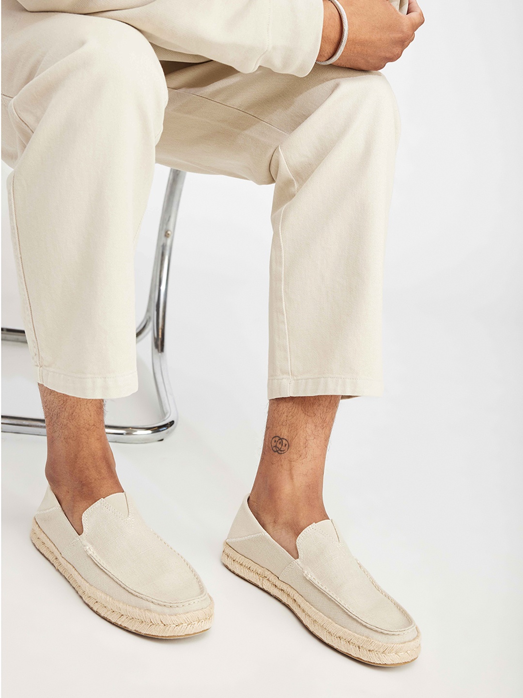 

TOMS Men Round Toe Comfort Insole Canvas Espadrilles, Cream