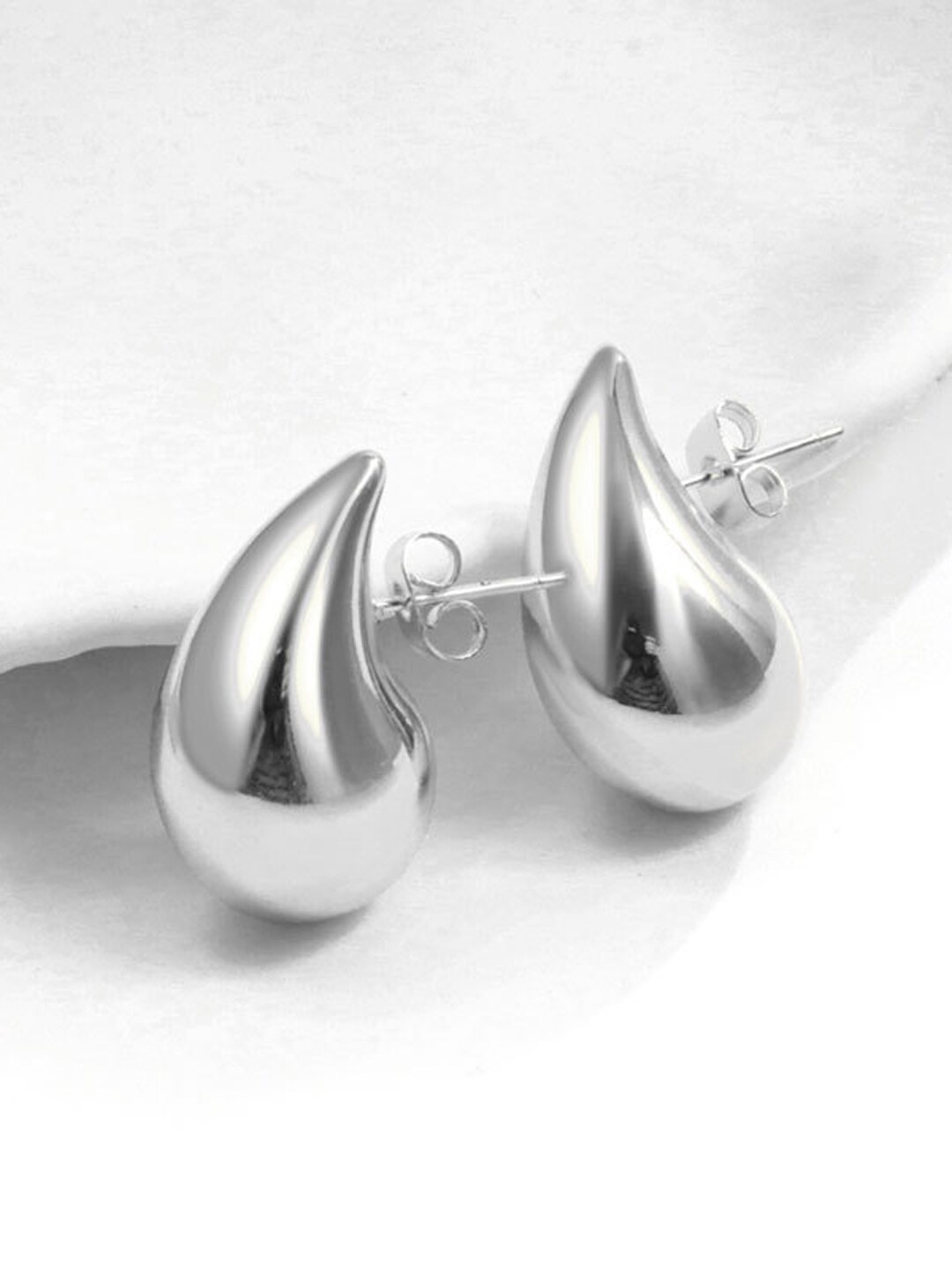 

VAGHBHATT Silver- Plated Teardrop Shaped Stud Earrings