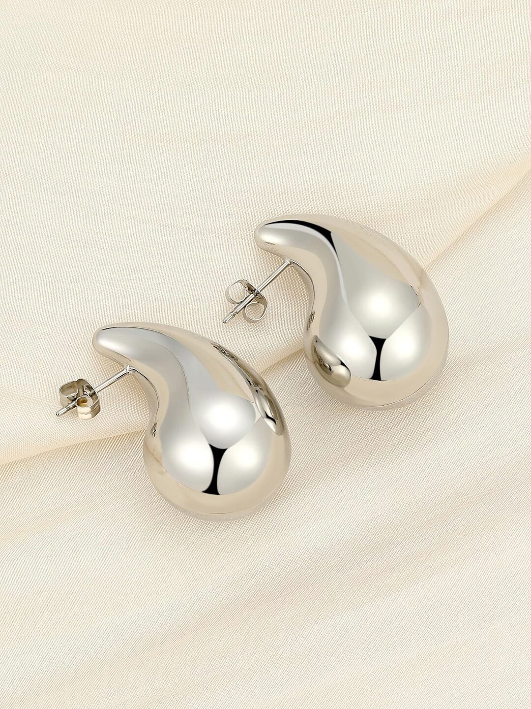 

VAGHBHATT Silver- Plated Teardrop Shaped Stud Earrings