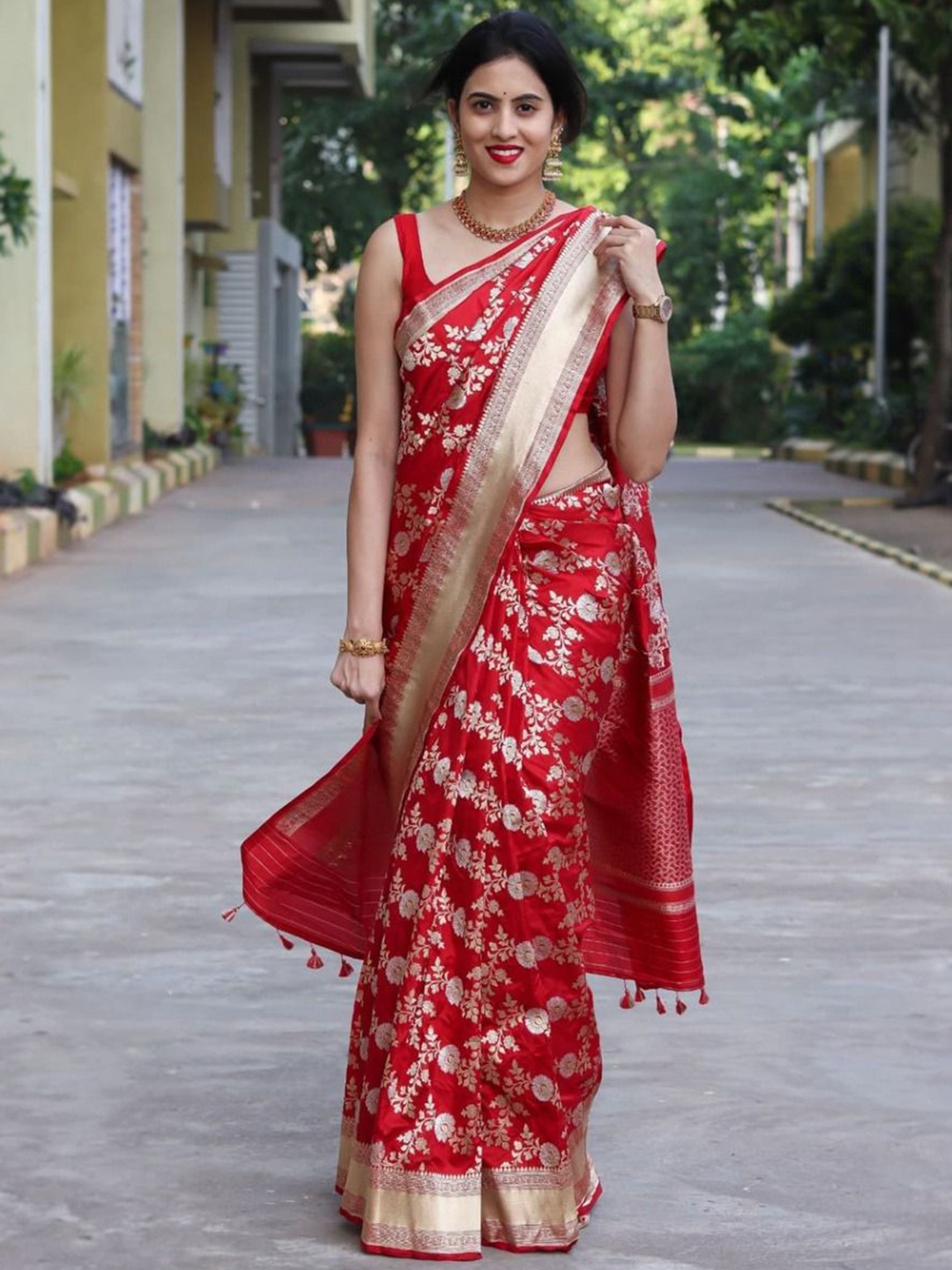 

Mitera Red & Gold-Toned Floral Woven Design Zari Art Silk Saree