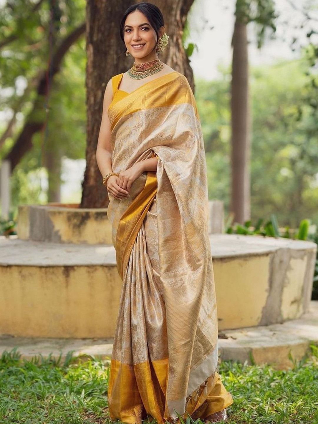

Mitera Off White & Gold-Toned Ethnic Motifs Woven Design Zari Art Silk Saree