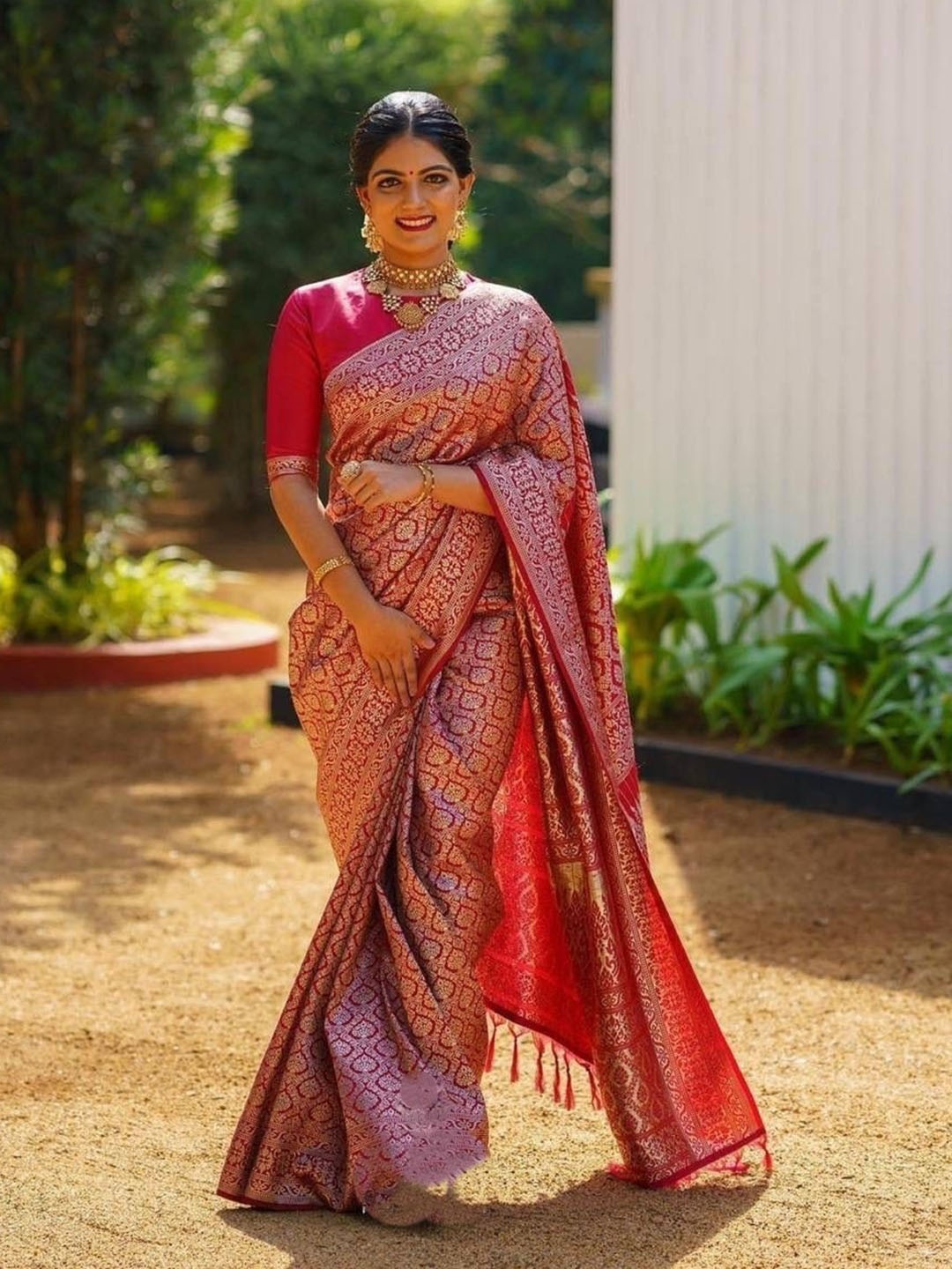 

Mitera Pink & Gold Toned Ethnic Motifs Woven Design Zari Art Silk Saree