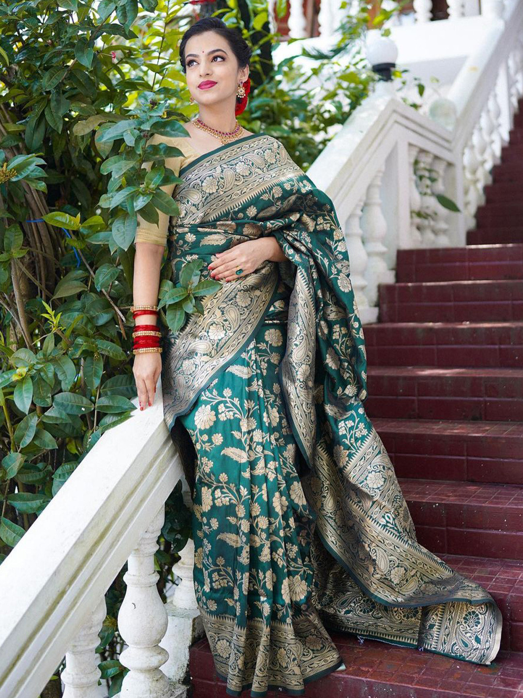 

Mitera Green & Gold Toned Woven Design Zari Art Silk Saree