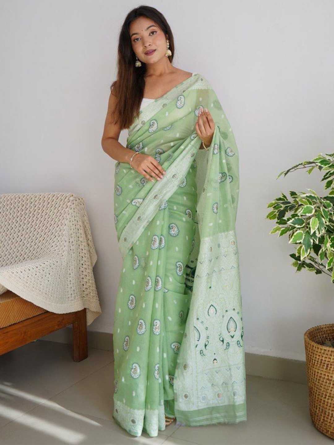 

Mitera Green & Silver-Toned Ethnic Motifs Woven Design Zari Art Silk Saree