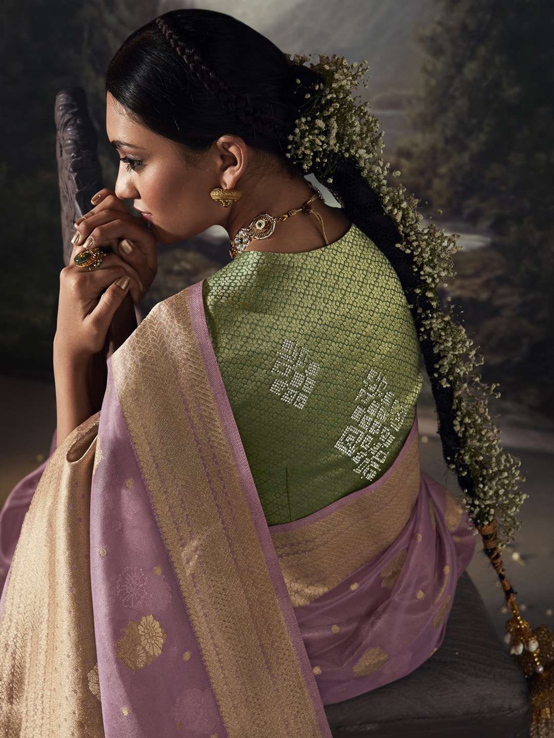 

Mitera Mauve & Gold-Toned Ethnic Motifs Zari Tissue Banarasi Saree