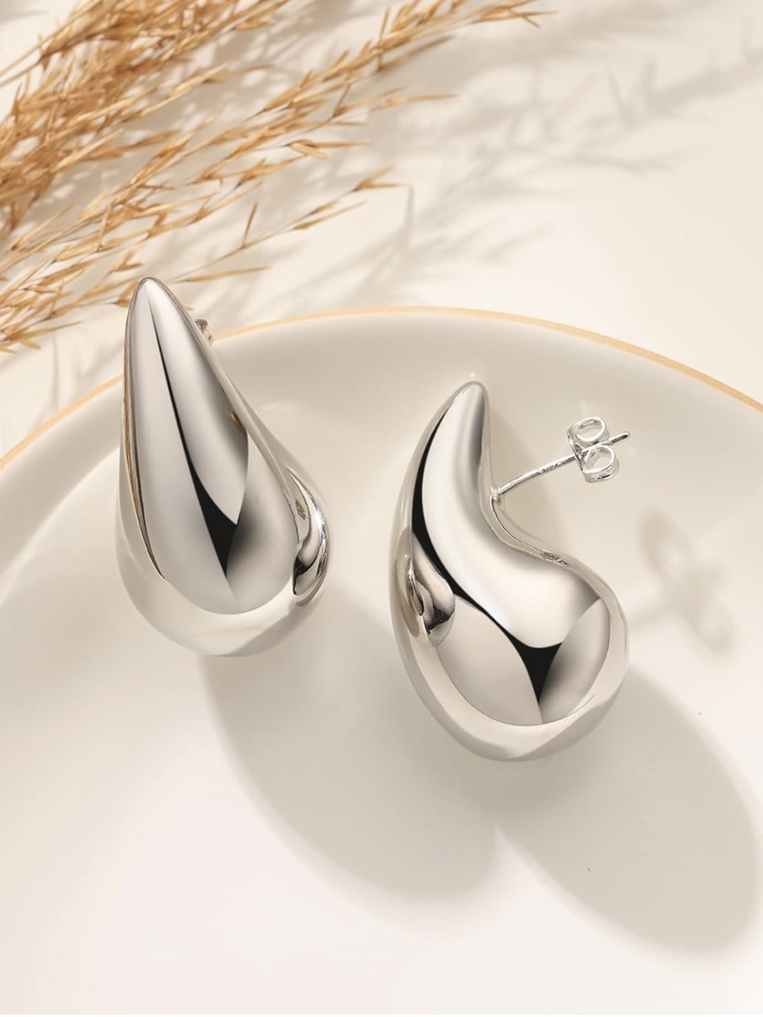 

FIMBUL Silver-Plated Lightweight Teardrop Shaped Drop Earrings