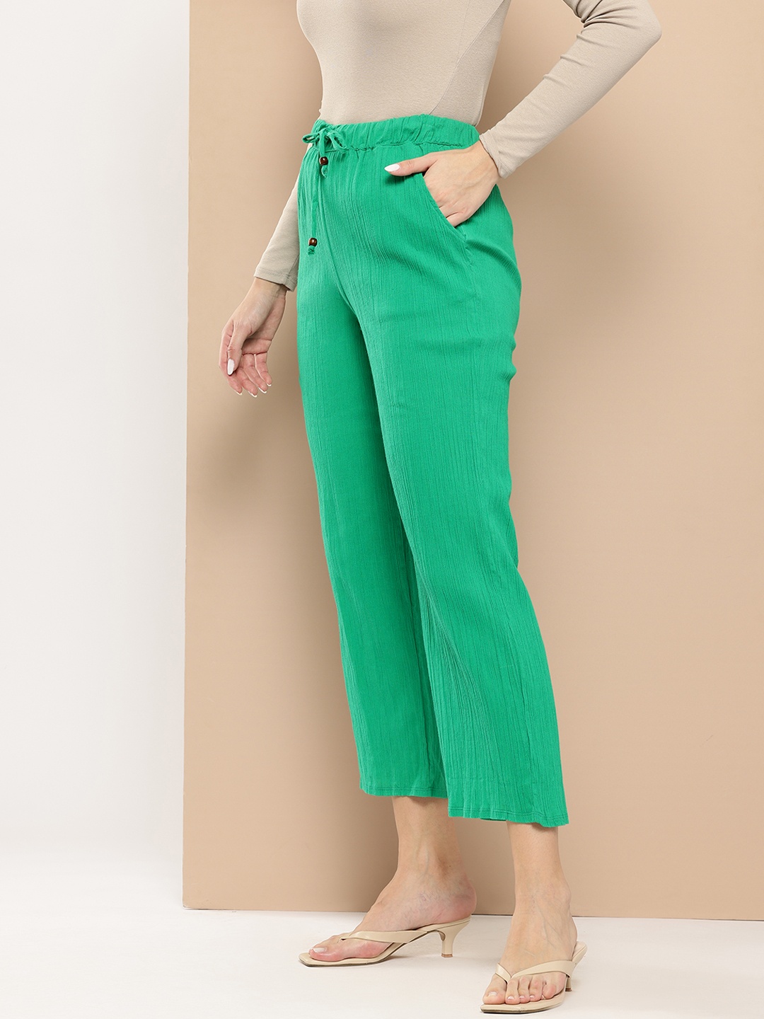 

Chemistry Women Textured Trousers, Green