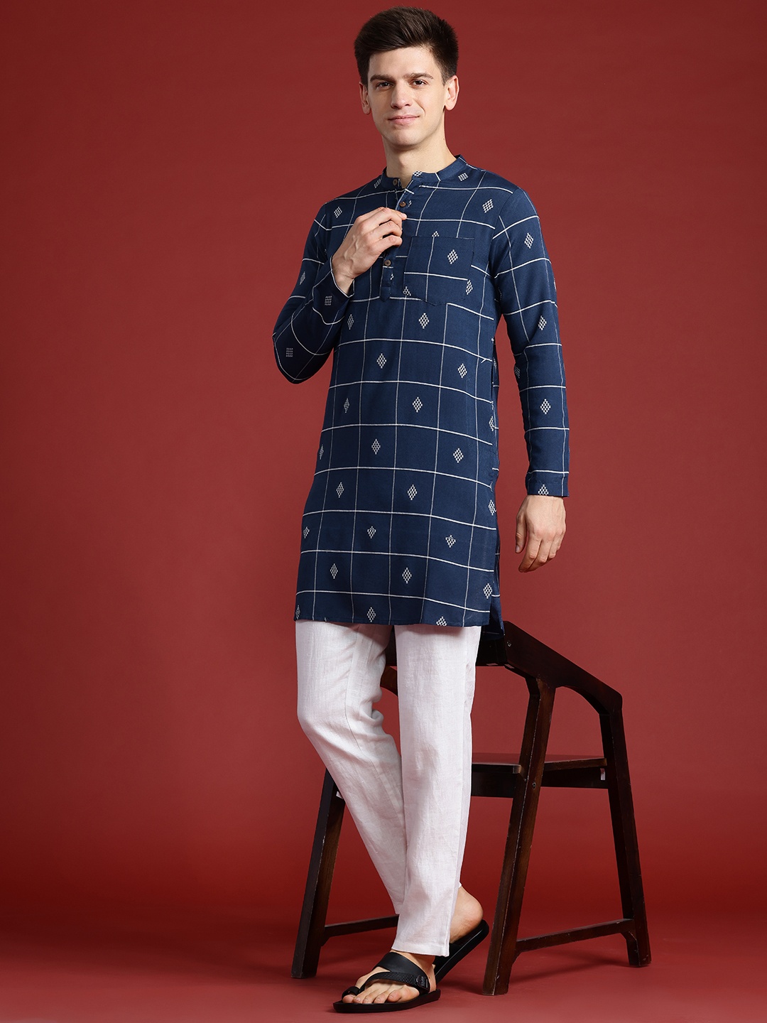 

Anouk Geometric Thread Work Indigo Kurta, Navy blue
