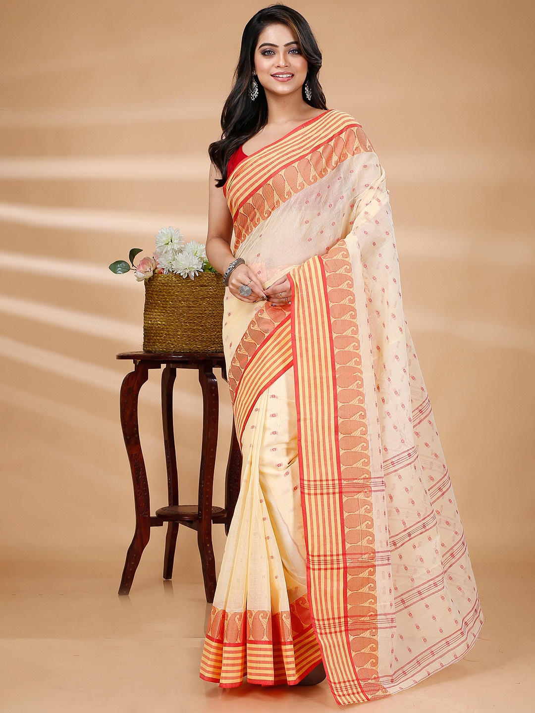 

DipDiya Off White & Red Ethnic Woven Design Pure Cotton Taant Saree