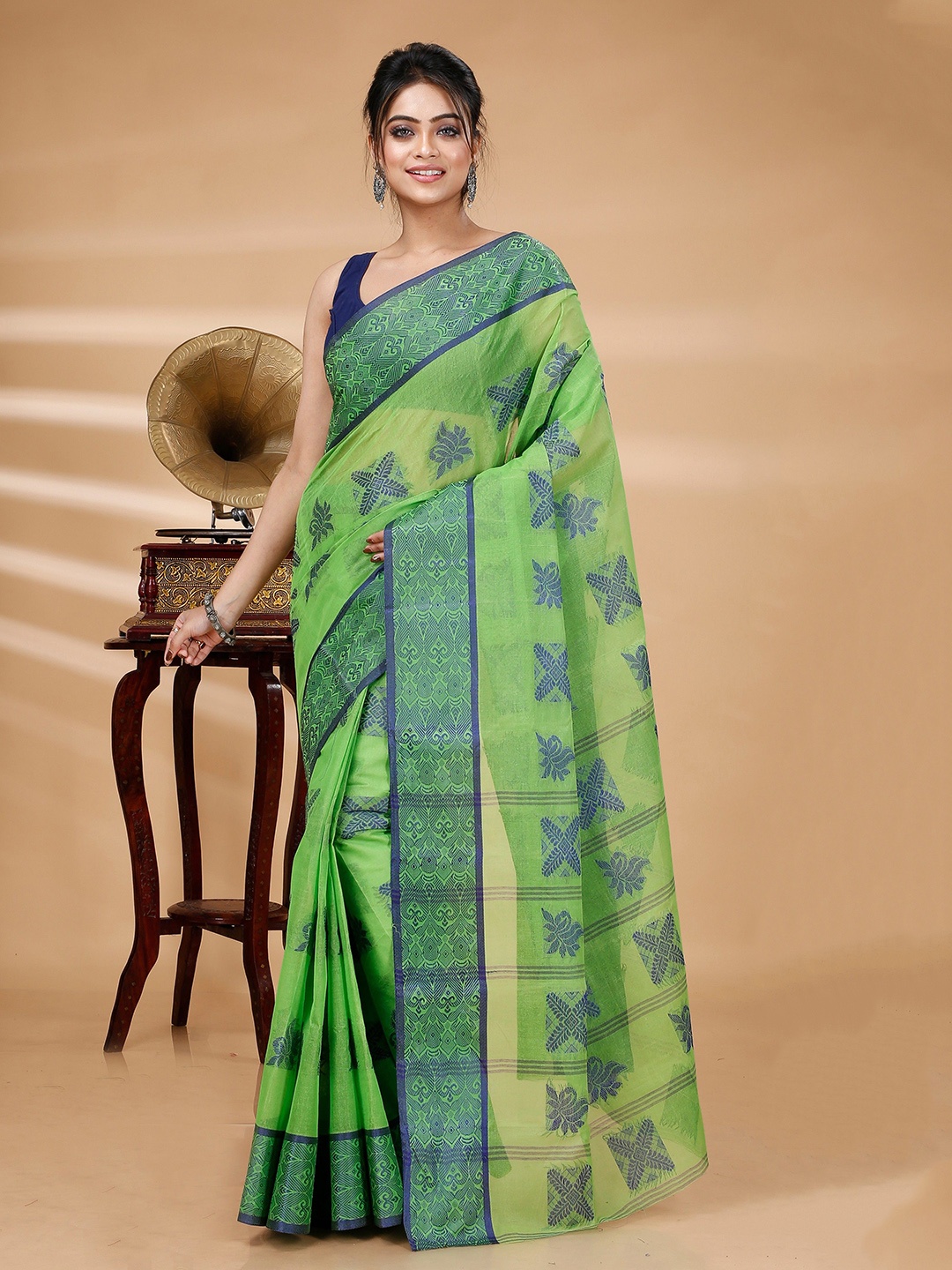 

DipDiya Green & Blue Ethnic Woven Design Pure Cotton Taant Saree