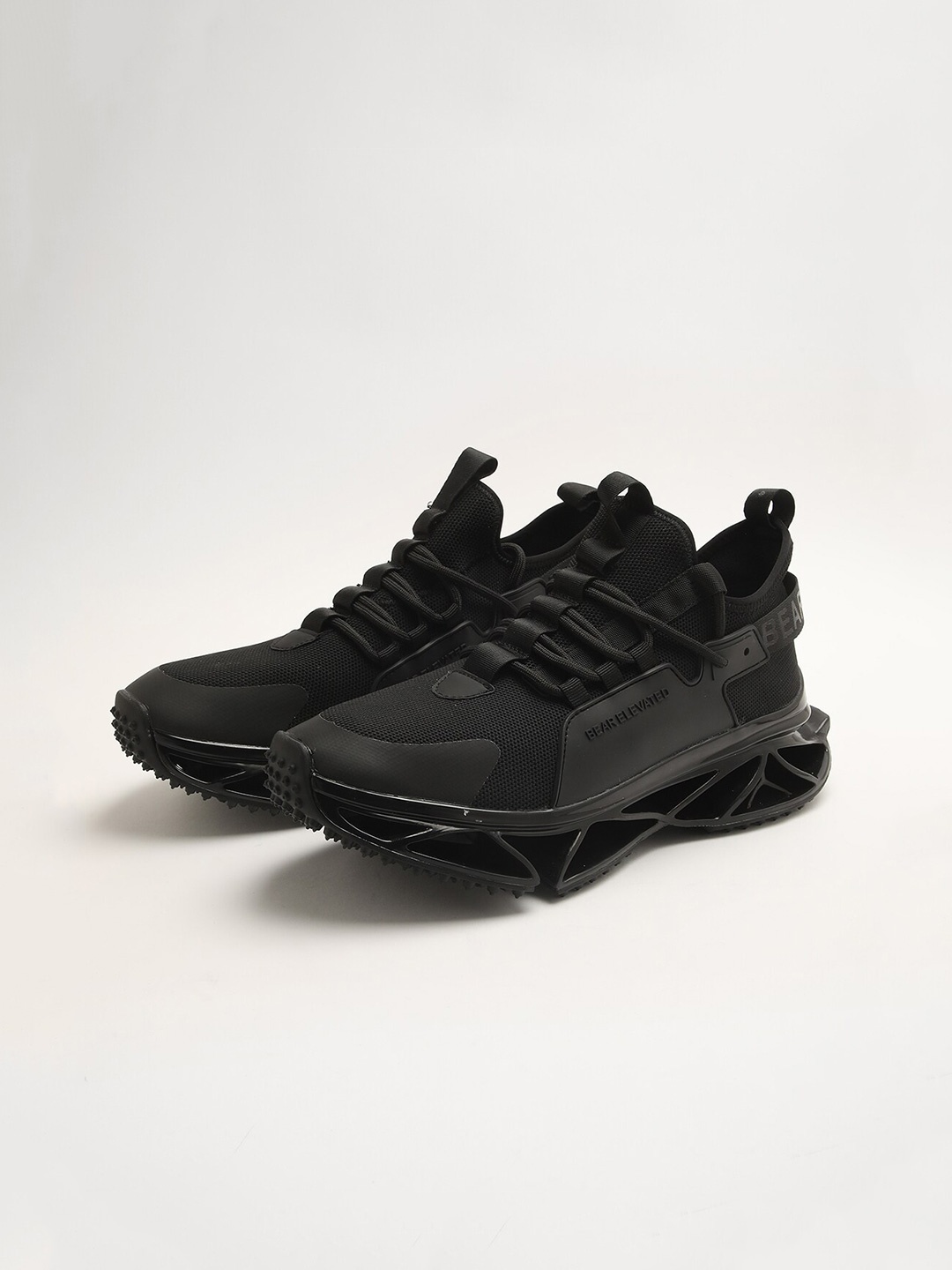 

THE BEAR HOUSE Men Textured Round Toe Lace-Ups Sneakers, Black
