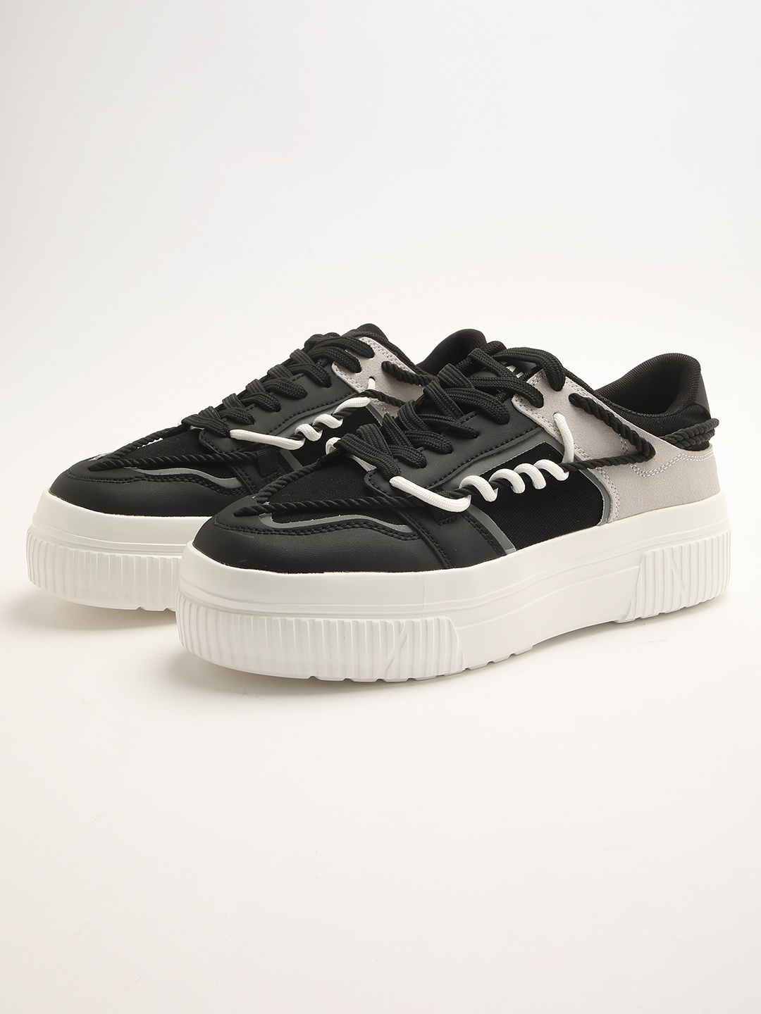 

THE BEAR HOUSE Men Colourblocked Round Toe Lace-Ups Sneakers, Black