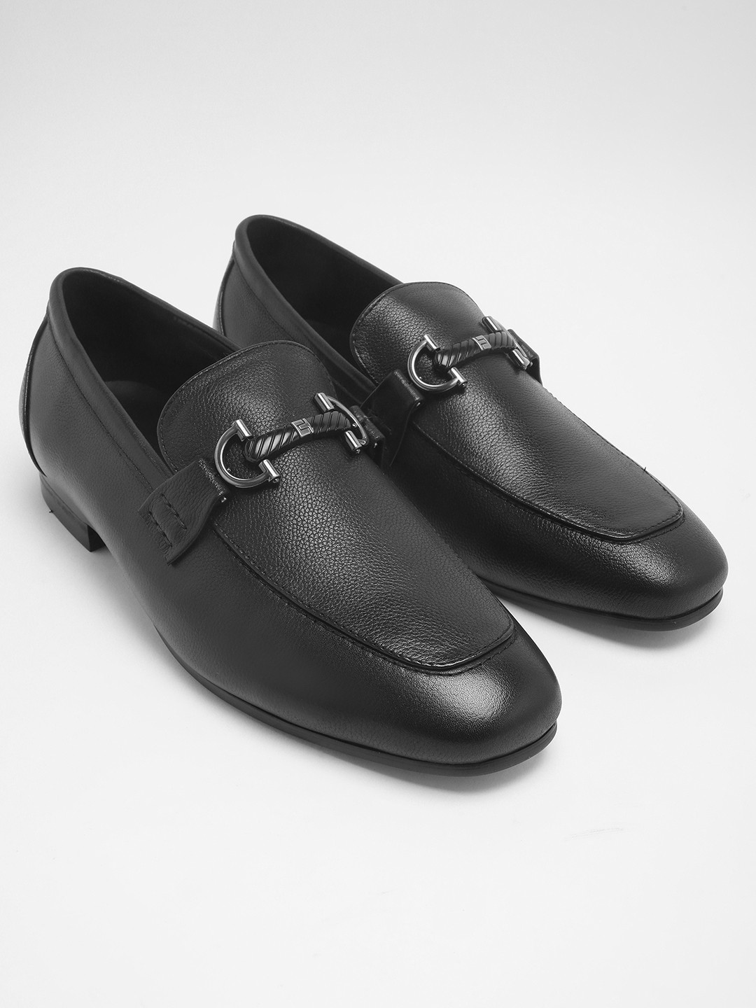 

THE BEAR HOUSE Men Textured Leather Slip-On Horsebit Loafers, Black
