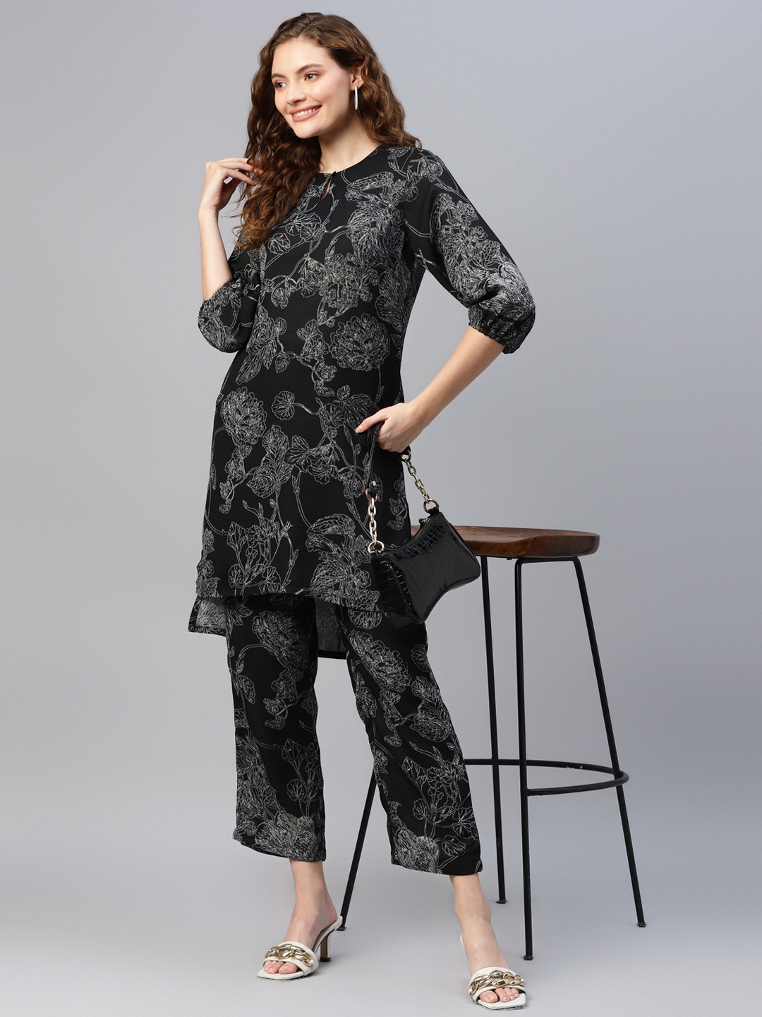 

DEEBACO Round Neck Three Quarter SleenFloral Printed Regular Kurta with Trousers, Black