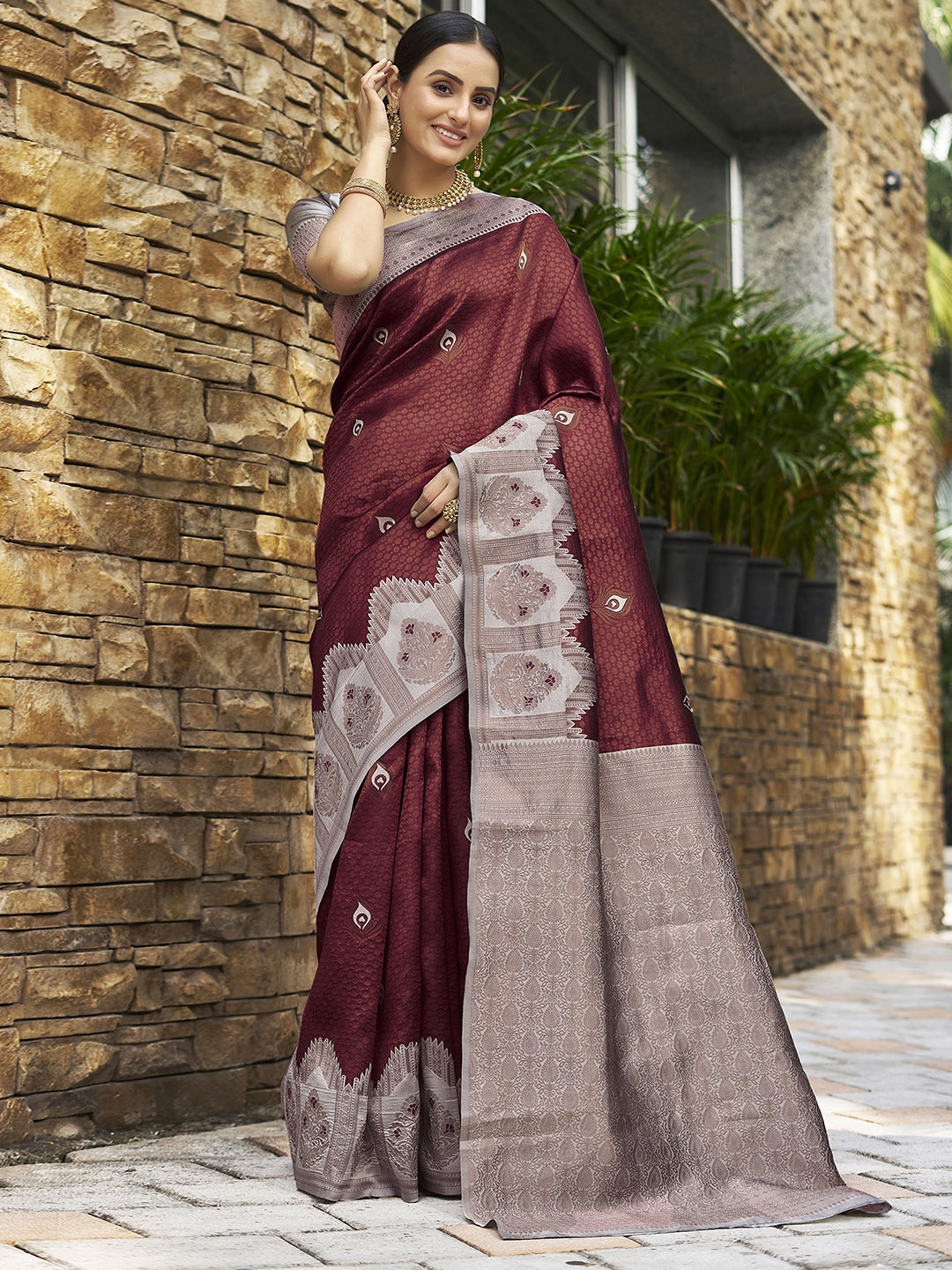 

Mitera Maroon & Gold-Toned Ethnic Motifs Woven Design Zari Saree