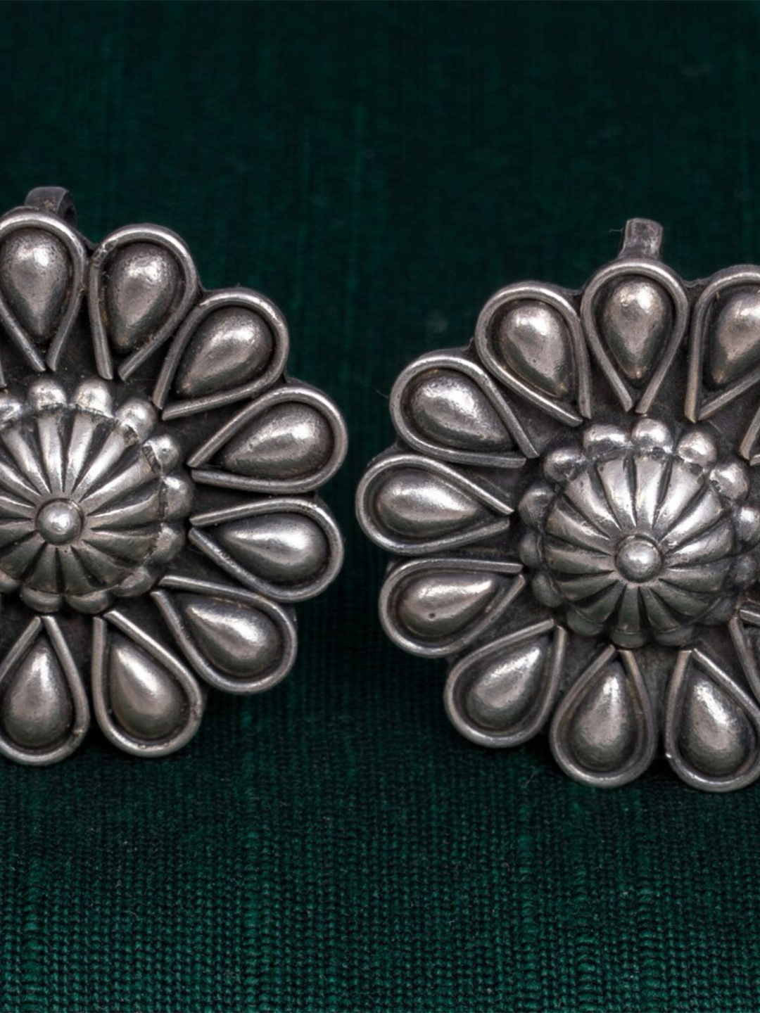 

Shyle 925 Sterling Silver Floral Studs