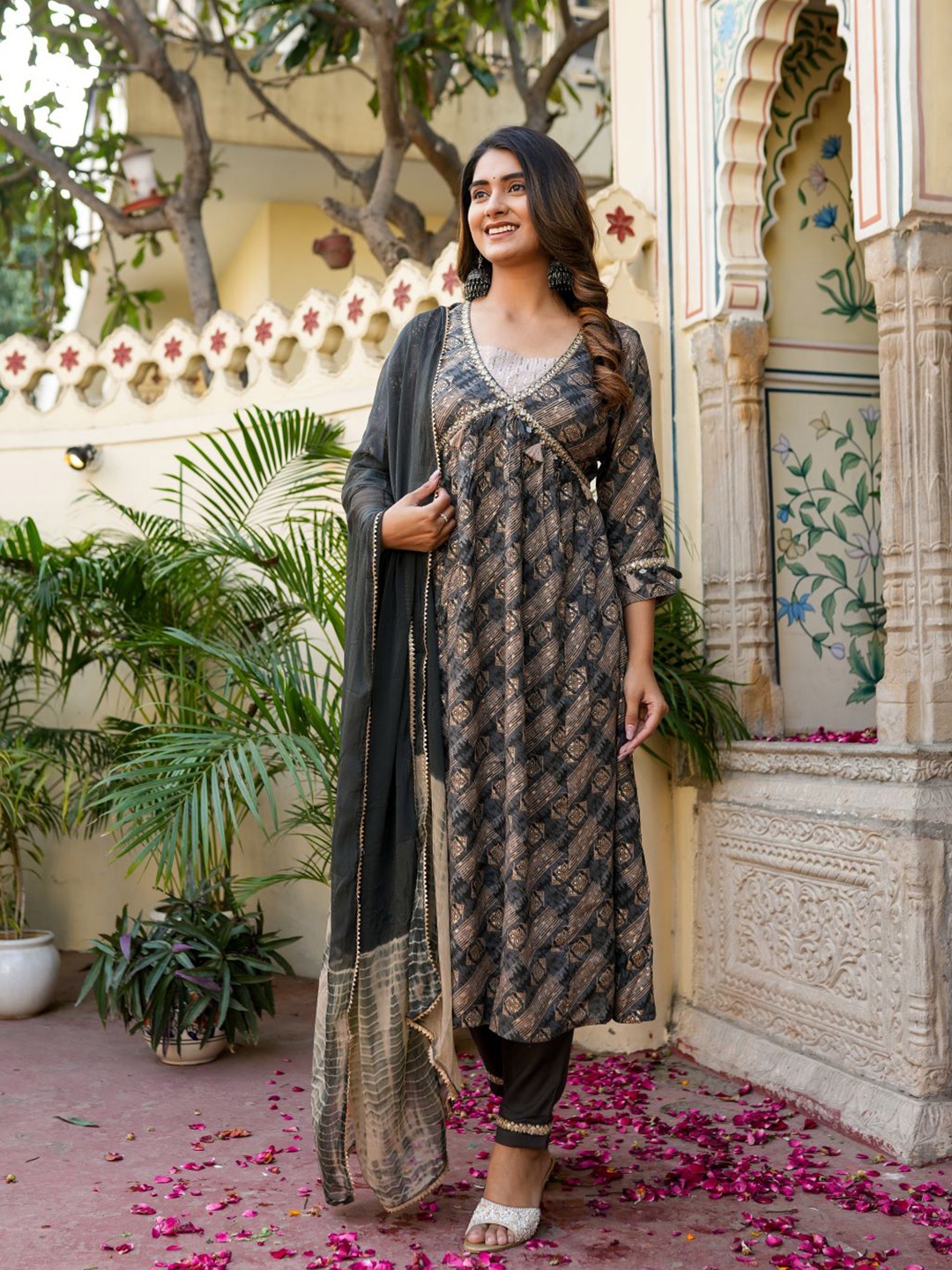 

Chandbaali Floral Printed Regular Kurta with Trousers & Dupatta, Grey