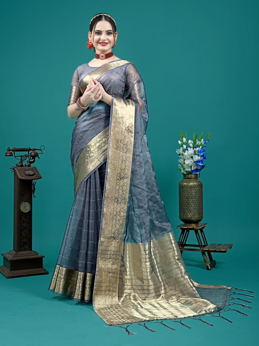 

Lyunica Woven Design Embroidered Organza Saree, Grey