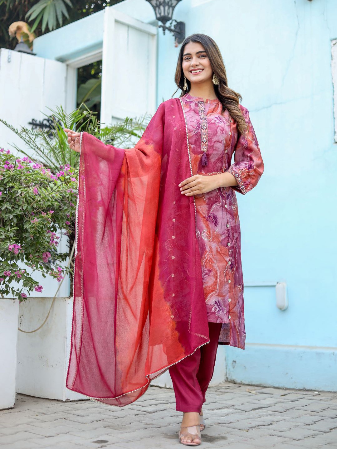 

Chandbaali Floral Printed Mandarin Collar Three-Quarter Sleeves Kurta Set, Magenta