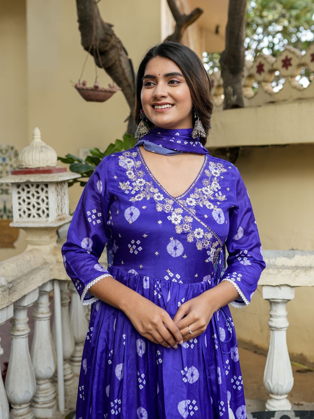 

Chandbaali Floral Embroidered V Neck Three-Quarter Sleeves Thread Work Kurta Set, Blue
