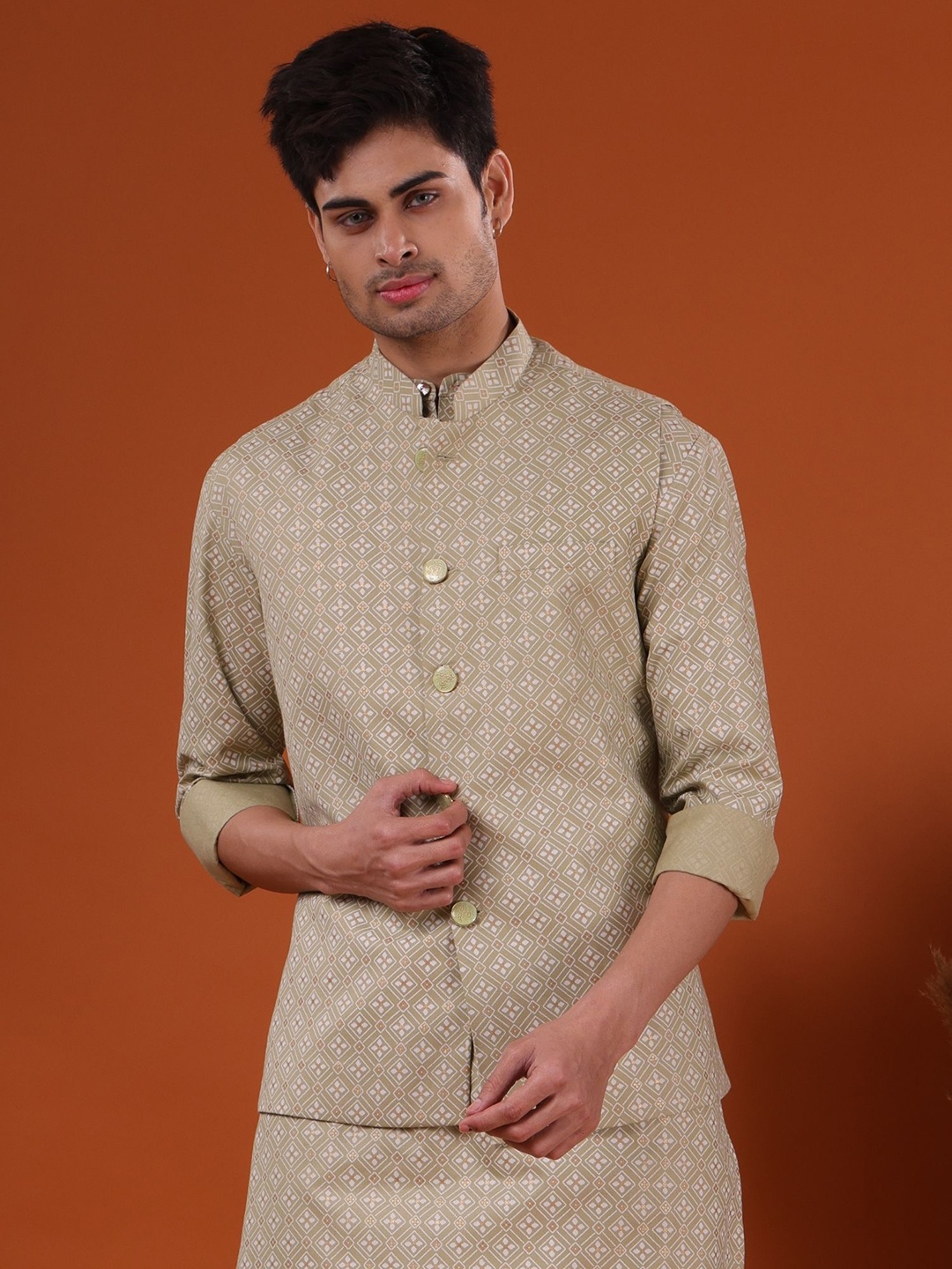 

SHIWAM ETHNIX Geometric Printed Mandarin Collar Straight Kurta with Pyjamas With Jacket, Green