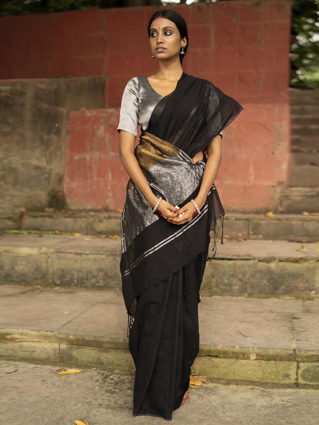 

HUTS AND LOOMS Mul Modal Saree, Black