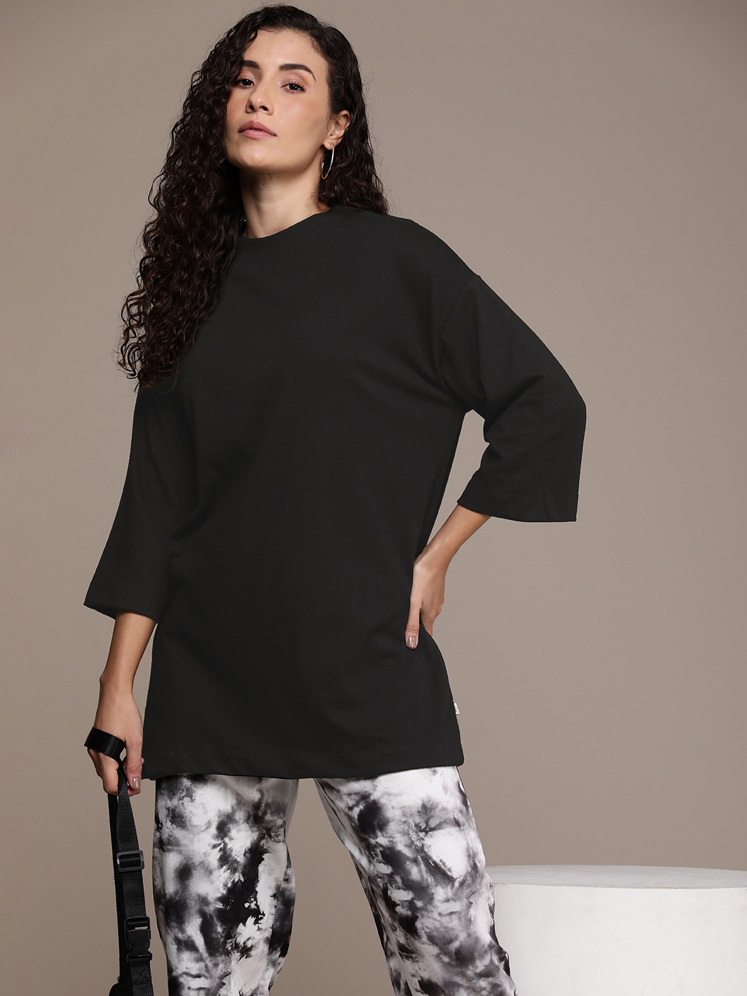 

The Roadster Life Co. Solid Drop-Shoulder Sleeves Easy Boxy Fit Longline T-shirt, Black
