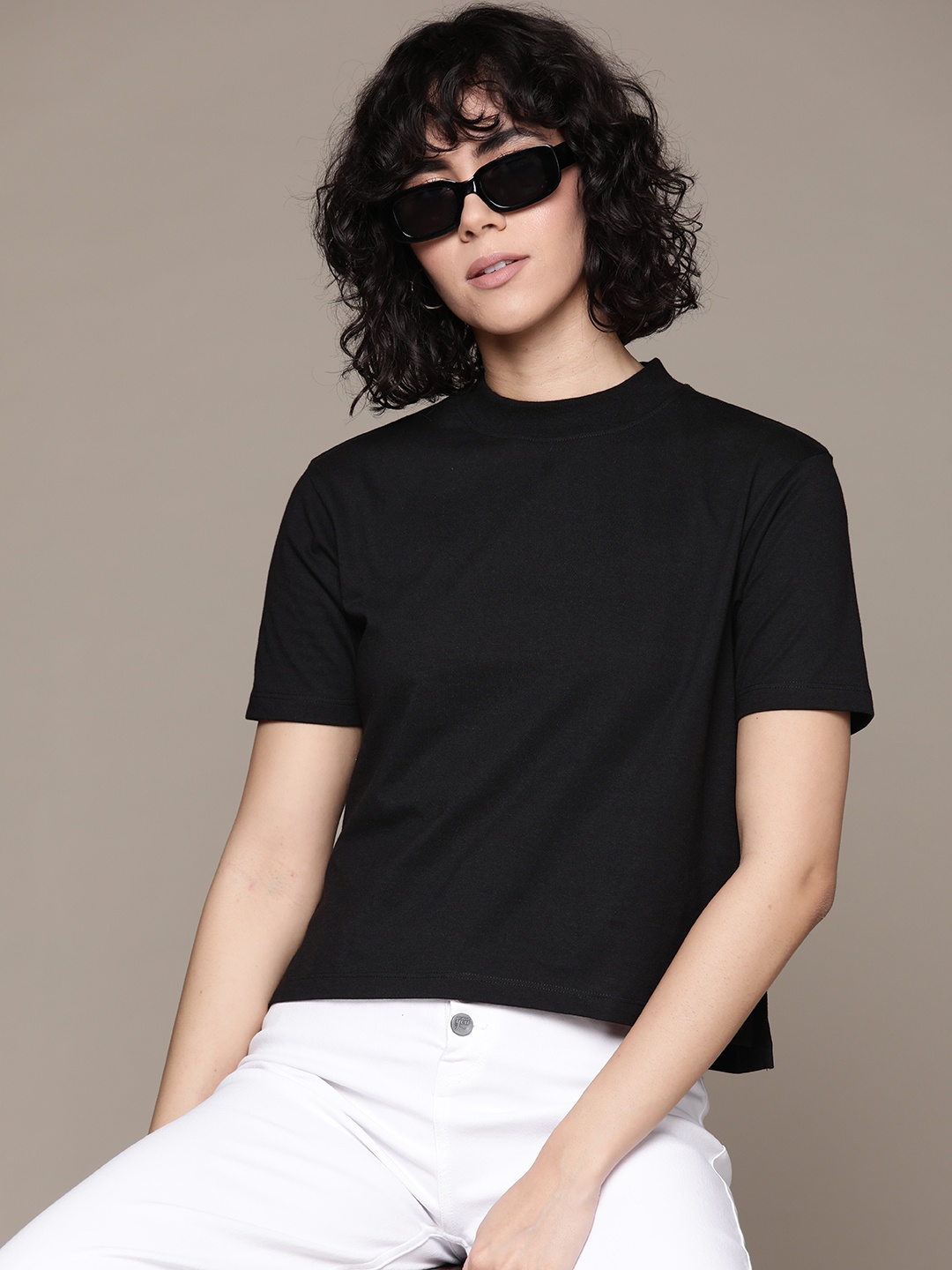 

The Roadster Lifestyle Co. Round Neck Solid T-shirt, Black