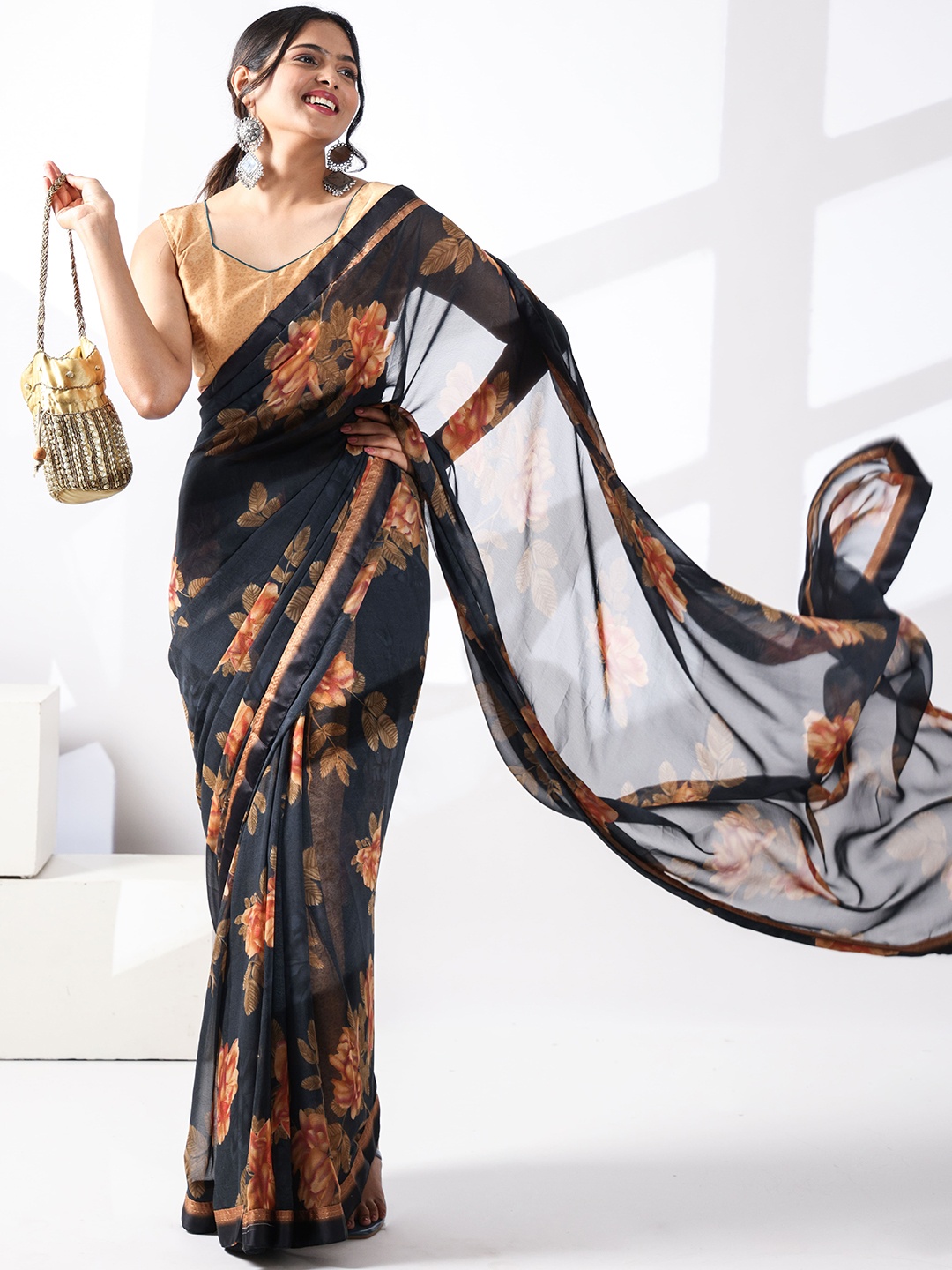 

PATLIPALLU Floral Printed Georgette Saree, Black