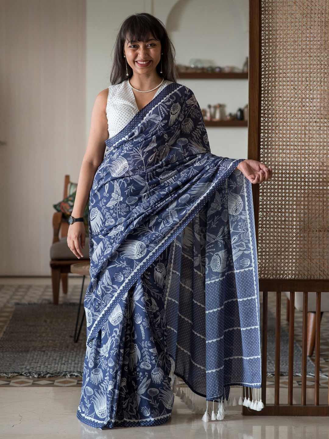 

Suta Blue & White Floral Printed Pure Cotton Saree