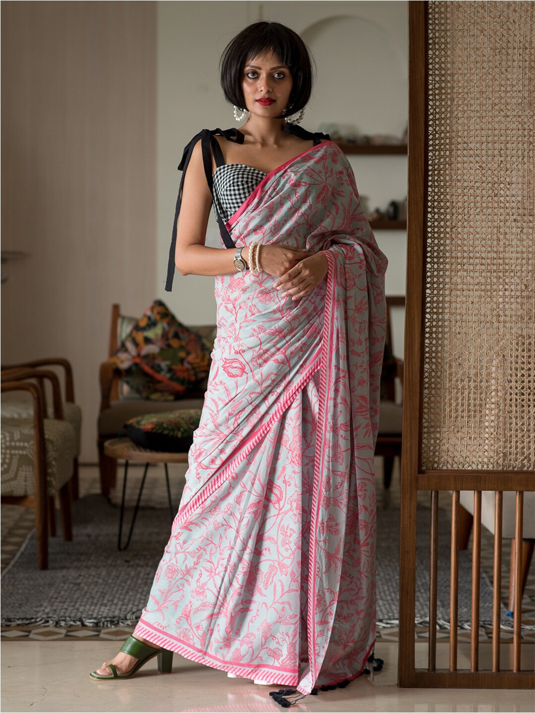 

Suta Floral Printed Pure Cotton Saree, Grey