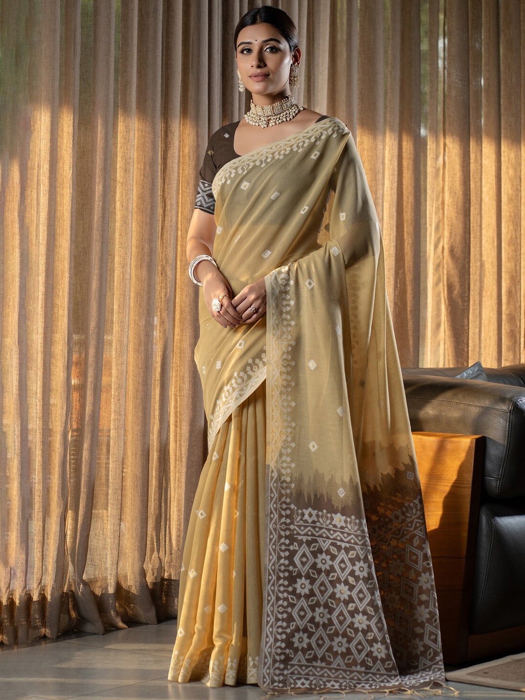 

GAJARAI Ethnic Motifs Woven Design Jamdani Saree, Beige
