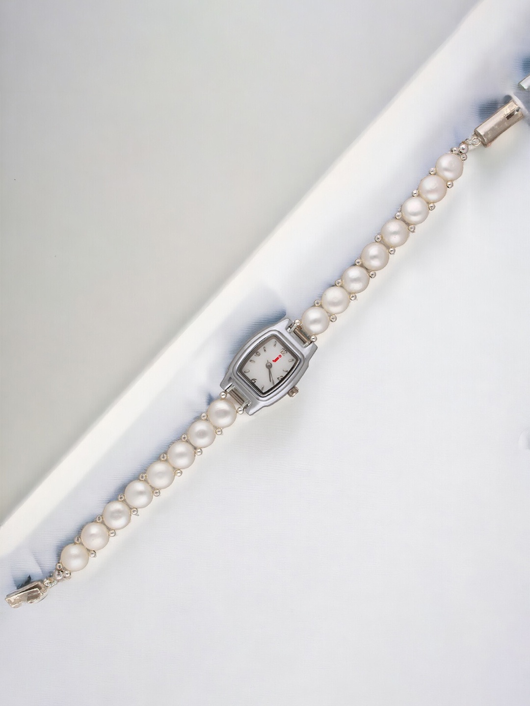 

Sri Jagdamba Pearls Dealer Women Embellished Straps Analogue Watch JPOCT-22-117, White