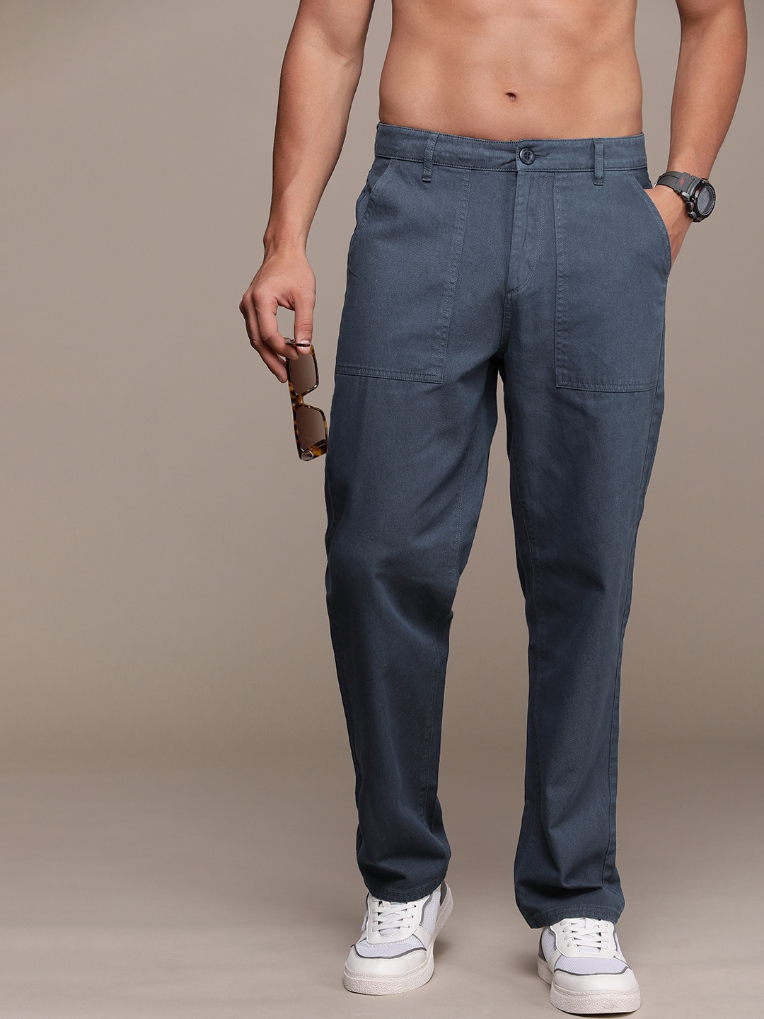 

Roadster Men Relaxed Fit Pure Cotton Chinos, Grey