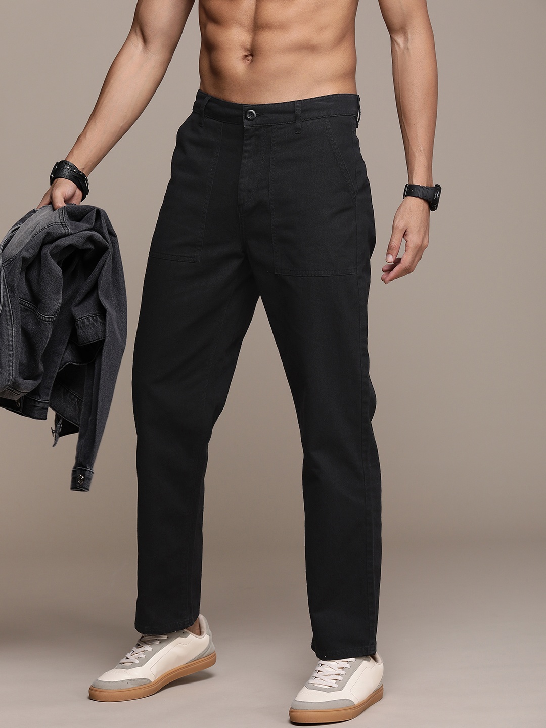 

Roadster Men Relaxed Fit Pure Cotton Chinos, Charcoal