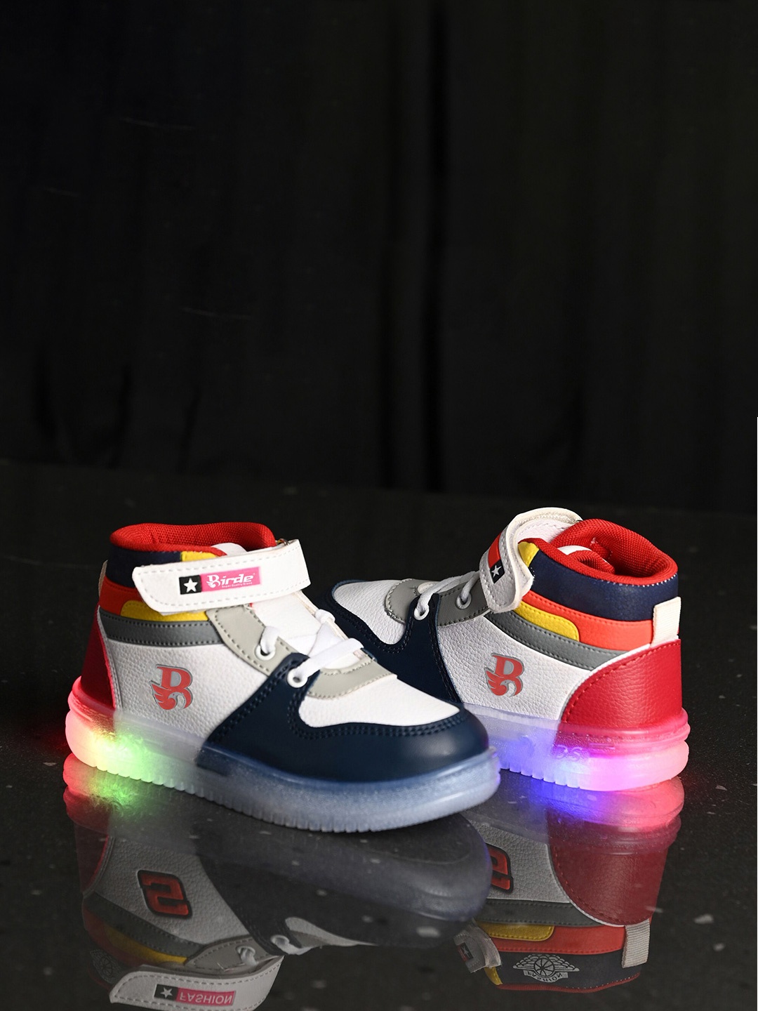 

BIRDE Boys Colourblocked Comfort Insole Lightweight LED Sneakers, White
