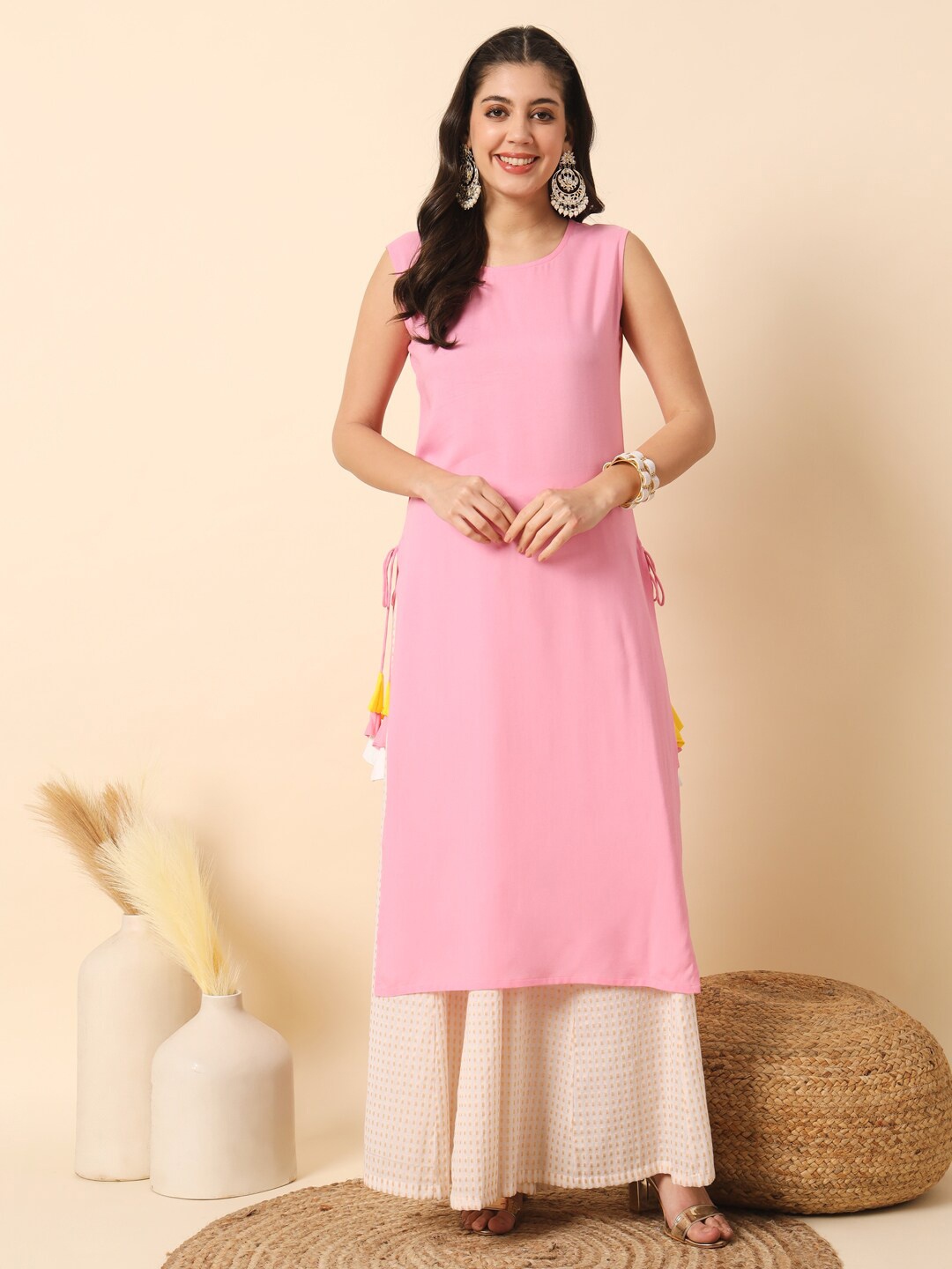 

Meeranshi Sleeveless Straight Kurta, Pink