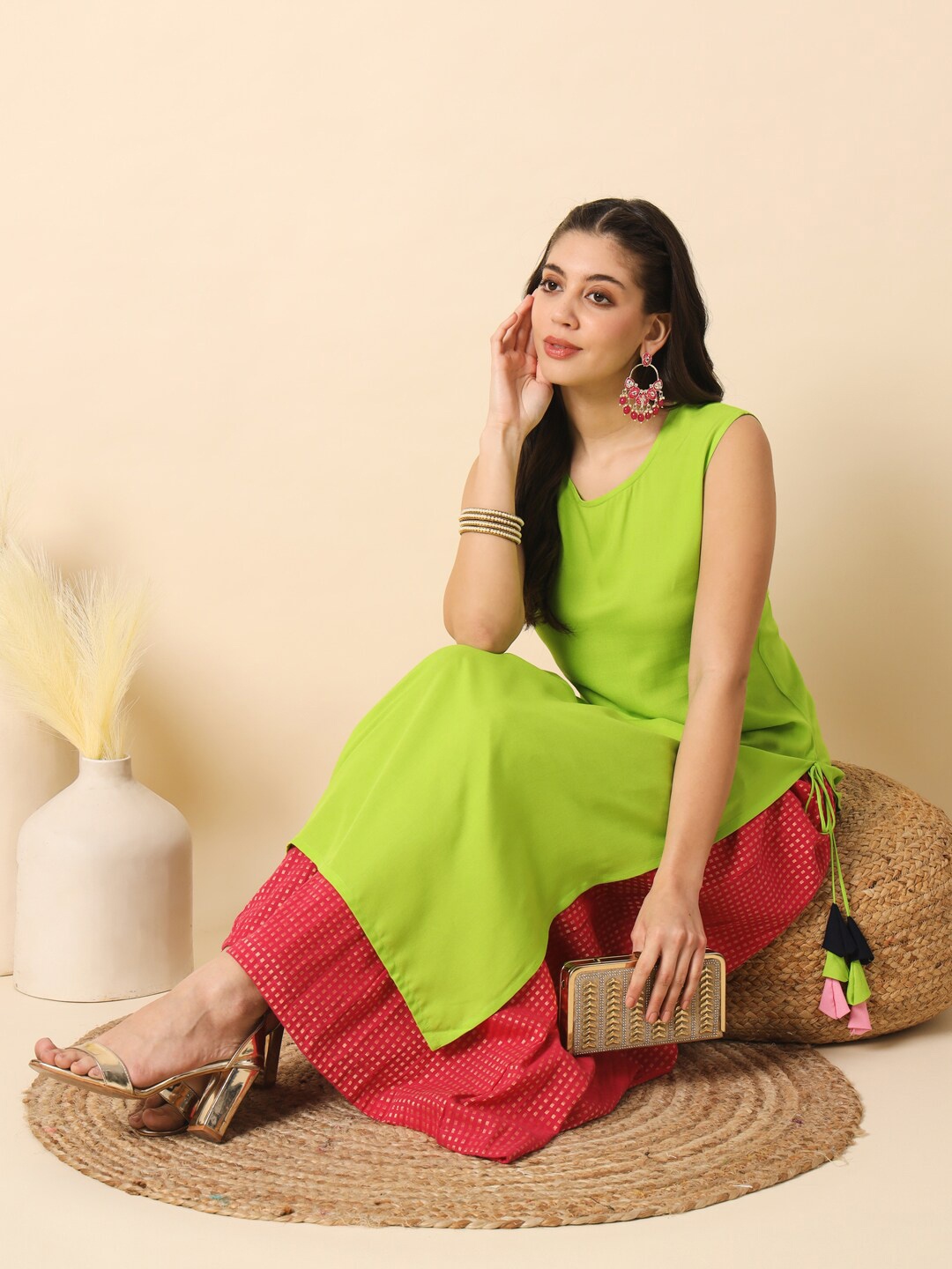 

Meeranshi Round Neck Straight Kurta, Lime green