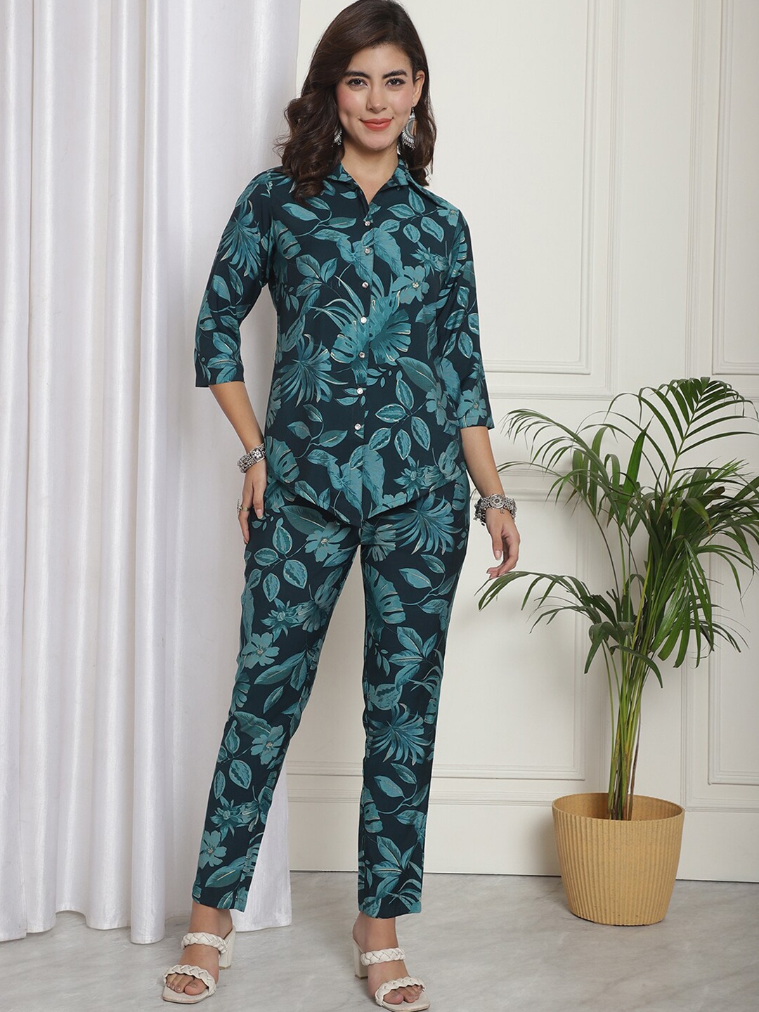 

Claura Printed Shirt-Collar Chanderi Silk Shirt With Trouser, Green