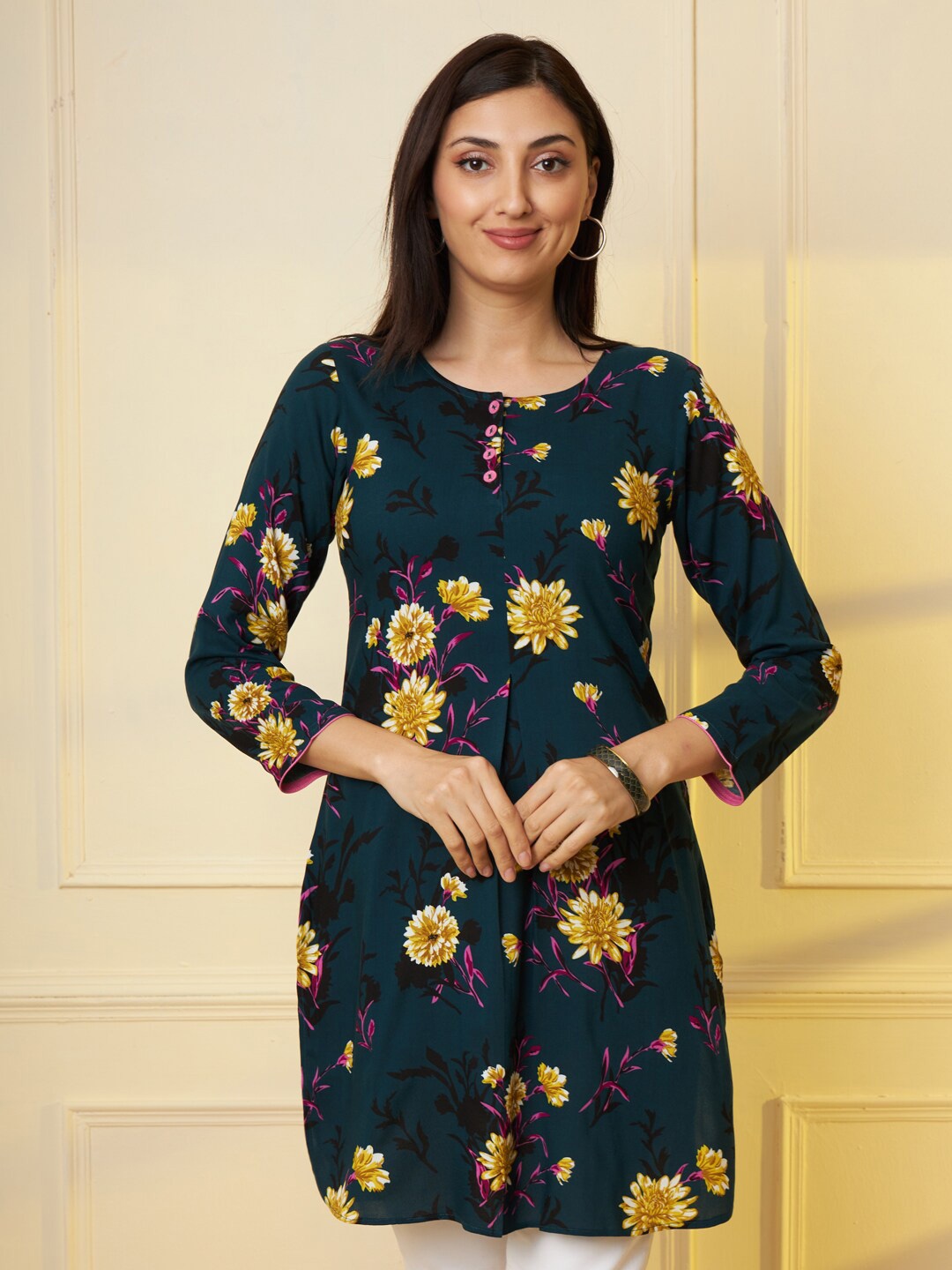 

Tissu Floral Printed Straight Kurti, Green