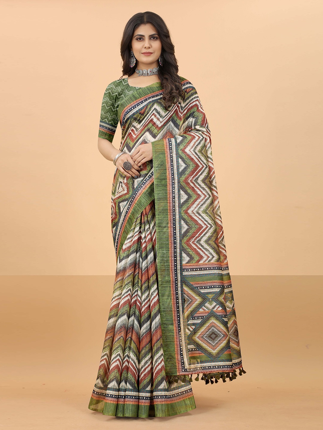 

Hinaya Geometric Printed Saree, Green