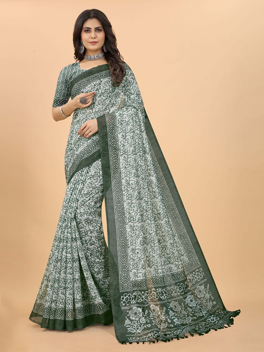 

Hinaya Ethnic Motifs Printed Saree, Green