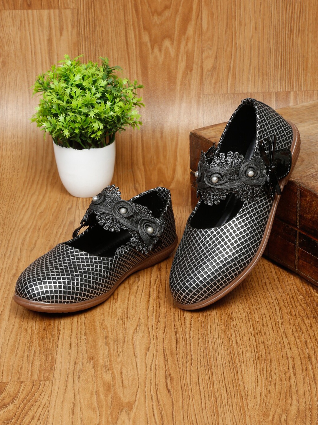 

Tiny Bugs Girls Textured Embellished Round Toe Ballerinas, Black