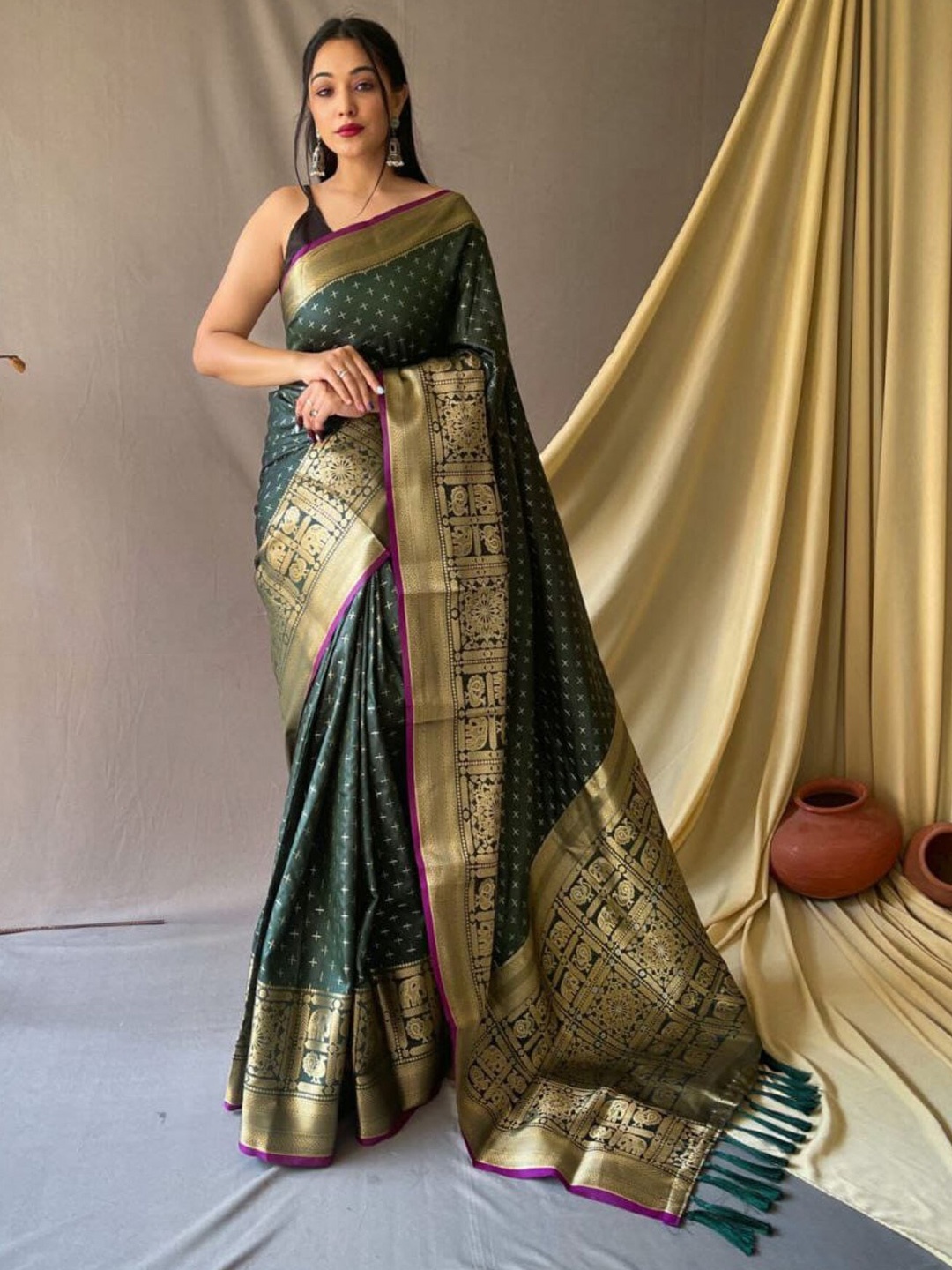 

LeeliPeeri Designer Geometric Printed Zari Saree, Green